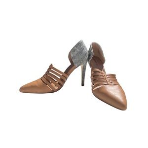 Nude heels ! Pointed toe side of foot opened true to size